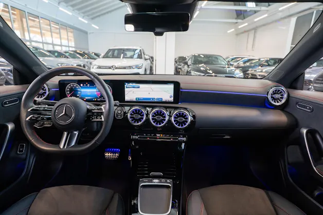 MERCEDES-BENZ CLA 200 AMG Line / Rückfahrkamera / Ambientebeleuchtung / Navi