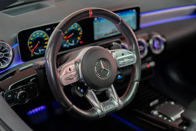 MERCEDES-BENZ A 35 AMG 4matic Limousine / CH-Fahrzeug / Panorama / el.Sitze
