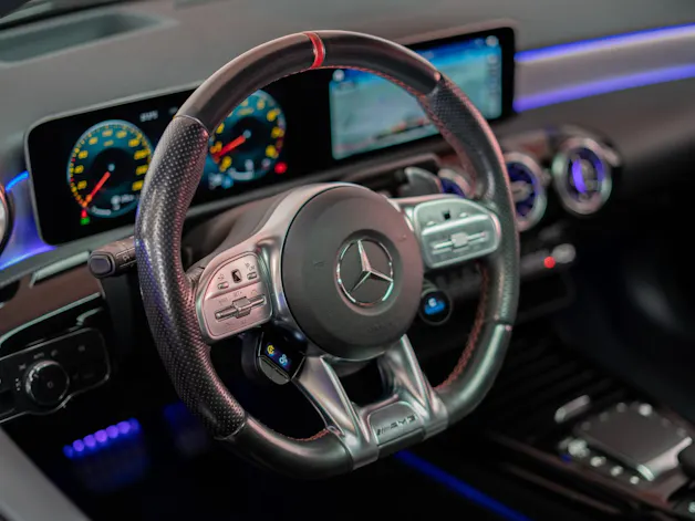MERCEDES-BENZ A 35 AMG 4matic Limousine / CH-Fahrzeug / Panorama / el.Sitze
