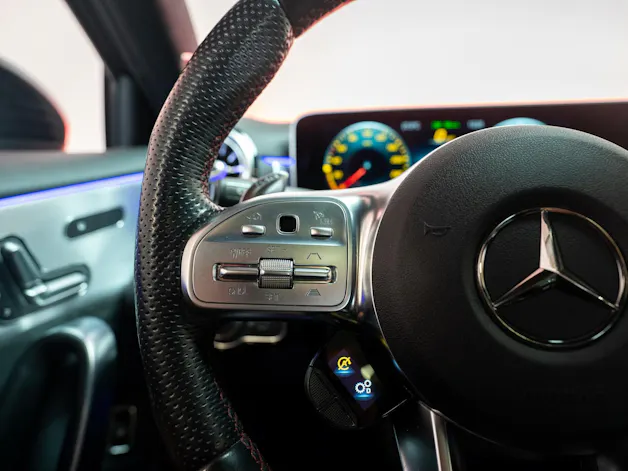 MERCEDES-BENZ A 35 AMG 4matic Limousine / CH-Fahrzeug / Panorama / el.Sitze