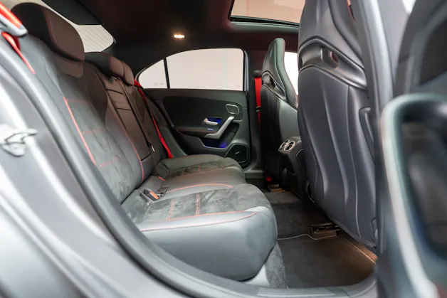 MERCEDES-BENZ A 35 AMG 4matic Limousine / CH-Fahrzeug / Panorama / el.Sitze