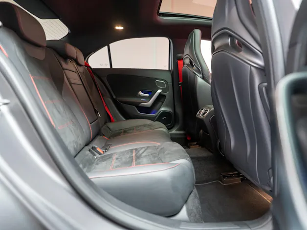 MERCEDES-BENZ A 35 AMG 4matic Limousine / CH-Fahrzeug / Panorama / el.Sitze