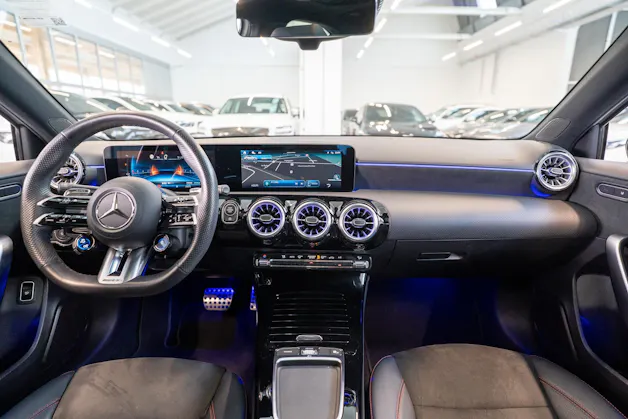 MERCEDES-BENZ A 35 AMG 4matic Limousine / Facelift / Performance Auspuff / Panorama