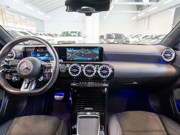 MERCEDES-BENZ A 35 AMG 4matic Limousine / Facelift / Performance Auspuff / Panorama