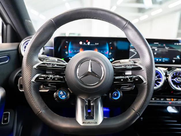 MERCEDES-BENZ A 35 AMG 4matic Limousine / Facelift / Performance Auspuff / Panorama