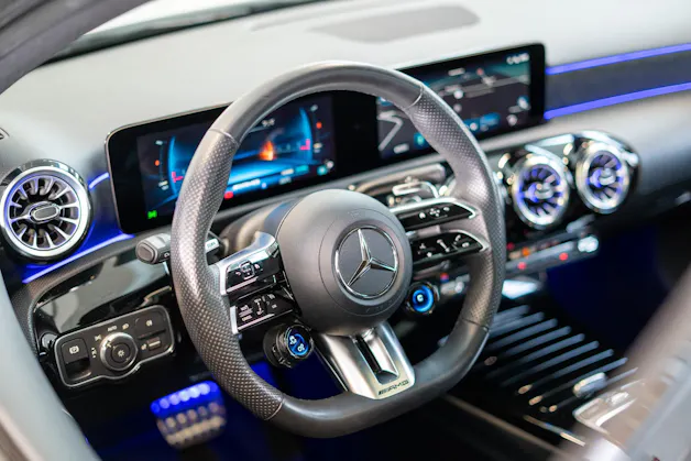 MERCEDES-BENZ A 35 AMG 4matic Limousine / Facelift / Performance Auspuff / Panorama