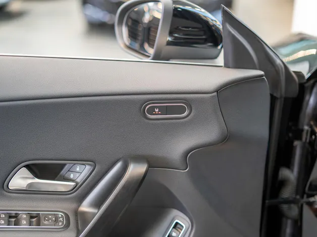 MERCEDES-BENZ CLA 180 Progressive / Facelift / Rückfahrkamera / Sitzheizung