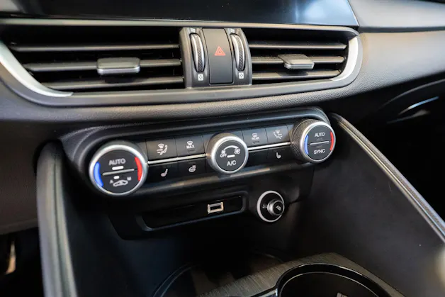 ALFA ROMEO Giulia 2.0 Q4 TI Edition / Memory Sitze / Voll-Leder / Navi