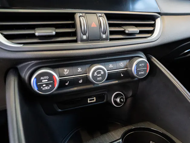 ALFA ROMEO Giulia 2.0 Q4 TI Edition / Memory Sitze / Voll-Leder / Navi