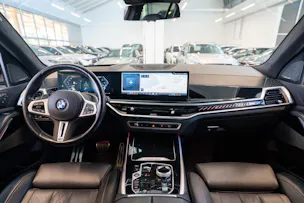 BMW X7 xDrive 48V M60i M Sport / 23" Felgen / Iconic Glow / Head-Up Display / Panorama-Schiebedach