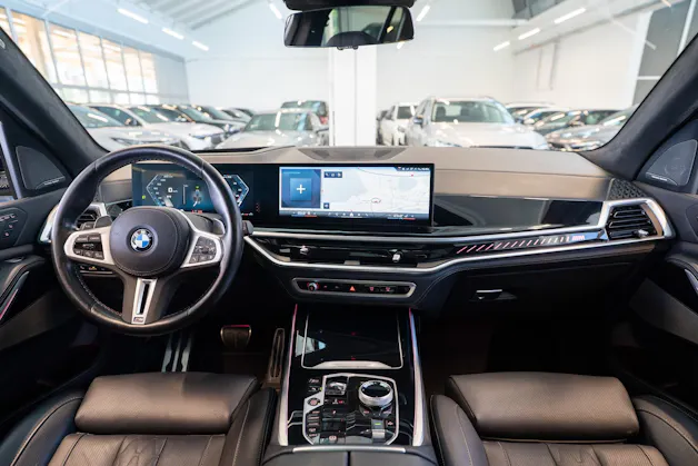 BMW X7 xDrive 48V M60i M Sport / 23" Felgen / Iconic Glow / Head-Up Display / Panorama-Schiebedach