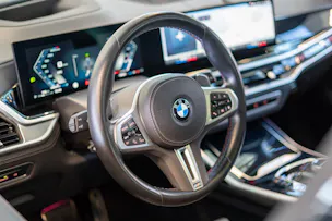 BMW X7 xDrive 48V M60i M Sport / 23" Felgen / Iconic Glow / Head-Up Display / Panorama-Schiebedach