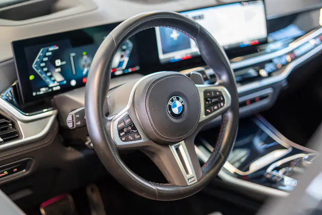 BMW X7 xDrive 48V M60i M Sport / 23" Felgen / Iconic Glow / Head-Up Display / Panorama-Schiebedach