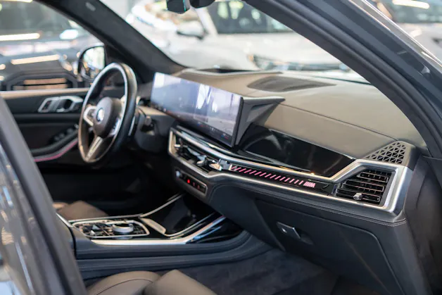 BMW X7 xDrive 48V M60i M Sport / 23" Felgen / Iconic Glow / Head-Up Display / Panorama-Schiebedach