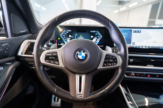 BMW X7 xDrive 48V M60i M Sport / 23" Felgen / Iconic Glow / Head-Up Display / Panorama-Schiebedach