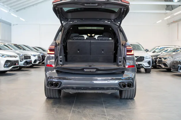 BMW X7 xDrive 48V M60i M Sport / 23" Felgen / Iconic Glow / Head-Up Display / Panorama-Schiebedach
