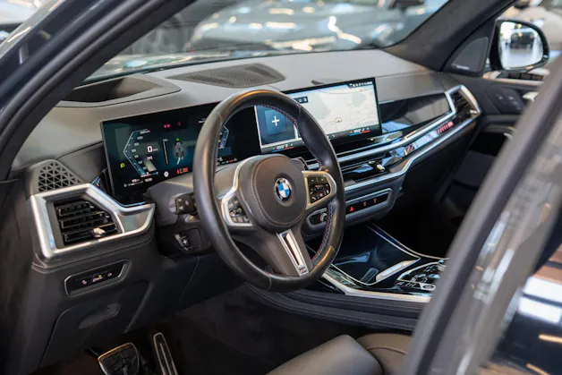 BMW X7 xDrive 48V M60i M Sport / 23" Felgen / Iconic Glow / Head-Up Display / Panorama-Schiebedach
