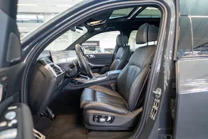 BMW X7 xDrive 48V M60i M Sport / 23" Felgen / Iconic Glow / Head-Up Display / Panorama-Schiebedach