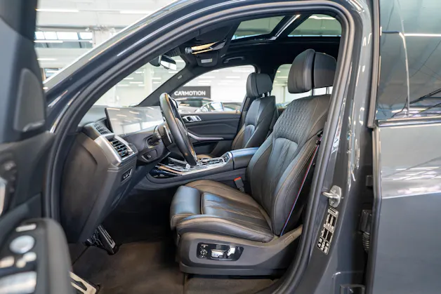 BMW X7 xDrive 48V M60i M Sport / 23" Felgen / Iconic Glow / Head-Up Display / Panorama-Schiebedach