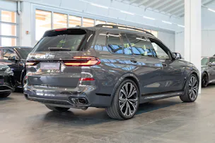 BMW X7 xDrive 48V M60i M Sport / 23" Felgen / Iconic Glow / Head-Up Display / Panorama-Schiebedach
