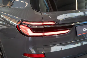 BMW X7 xDrive 48V M60i M Sport / 23" Felgen / Iconic Glow / Head-Up Display / Panorama-Schiebedach