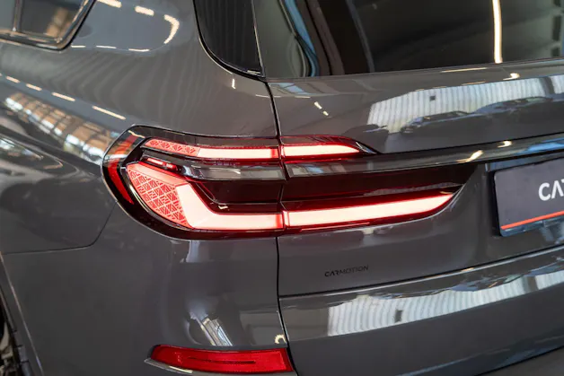 BMW X7 xDrive 48V M60i M Sport / 23" Felgen / Iconic Glow / Head-Up Display / Panorama-Schiebedach