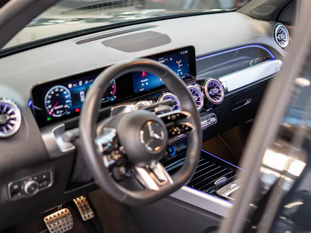 MERCEDES-BENZ GLB 35 AMG 4matic / Facelift / 360°Kamera / AHK