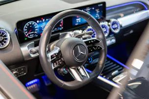 MERCEDES-BENZ GLB 35 AMG 4matic / Facelift / 360°Kamera / AHK