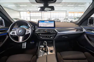 BMW 530i xDrive SAG M-Sport / Rückfahrkamera / El.Sitze / Ambientebeleuchtung
