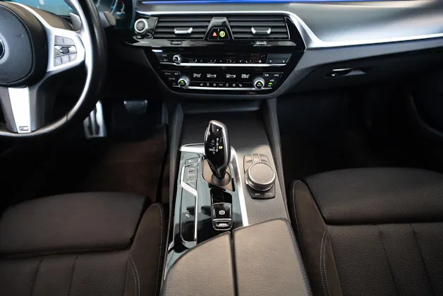 BMW 530i xDrive SAG M-Sport / Rückfahrkamera / El.Sitze / Ambientebeleuchtung