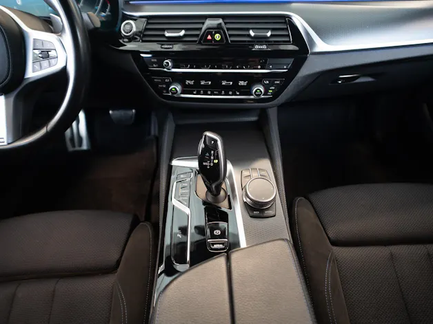 BMW 530i xDrive SAG M-Sport / Rückfahrkamera / El.Sitze / Ambientebeleuchtung