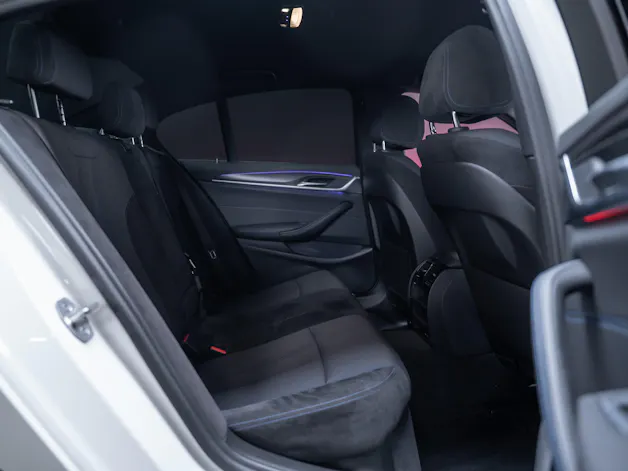 BMW 530i xDrive SAG M-Sport / Alcantara Sitze / Rückfahrkamera / El.Sitze / Ambientebeleuchtung