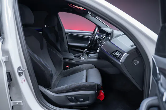BMW 530i xDrive SAG M-Sport / Alcantara Sitze / Rückfahrkamera / El.Sitze / Ambientebeleuchtung