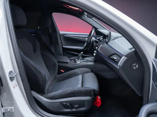 BMW 530i xDrive SAG M-Sport / Alcantara Sitze / Rückfahrkamera / El.Sitze / Ambientebeleuchtung
