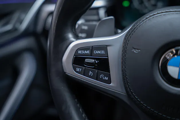 BMW 530i xDrive SAG M-Sport / Alcantara Sitze / Rückfahrkamera / El.Sitze / Ambientebeleuchtung