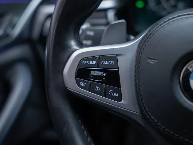 BMW 530i xDrive SAG M-Sport / Alcantara Sitze / Rückfahrkamera / El.Sitze / Ambientebeleuchtung