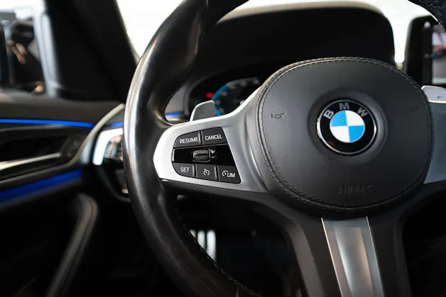 BMW 530i xDrive SAG M-Sport / Rückfahrkamera / El.Sitze / Ambientebeleuchtung