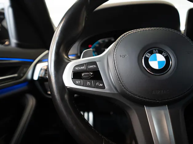 BMW 530i xDrive SAG M-Sport / Rückfahrkamera / El.Sitze / Ambientebeleuchtung