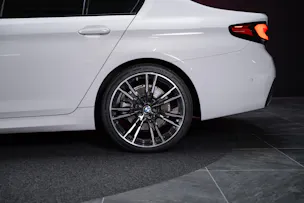 BMW 530i xDrive SAG M-Sport / Alcantara Sitze / Rückfahrkamera / El.Sitze / Ambientebeleuchtung