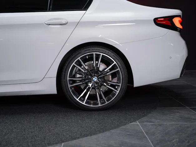 BMW 530i xDrive SAG M-Sport / Alcantara Sitze / Rückfahrkamera / El.Sitze / Ambientebeleuchtung
