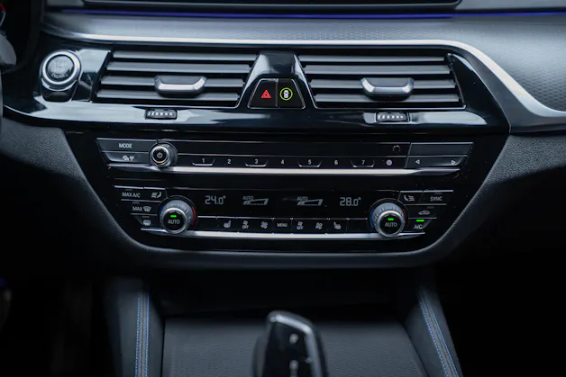 BMW 530i xDrive SAG M-Sport / Alcantara Sitze / Rückfahrkamera / El.Sitze / Ambientebeleuchtung