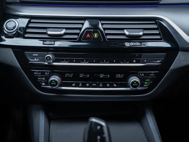 BMW 530i xDrive SAG M-Sport / Alcantara Sitze / Rückfahrkamera / El.Sitze / Ambientebeleuchtung