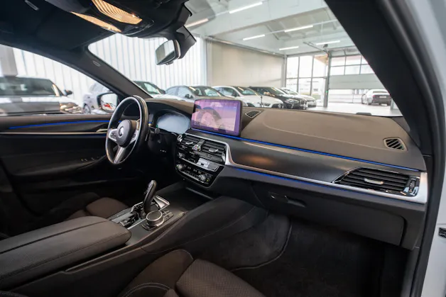 BMW 530i xDrive SAG M-Sport / Rückfahrkamera / El.Sitze / Ambientebeleuchtung
