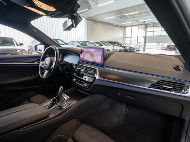 BMW 530i xDrive SAG M-Sport / Rückfahrkamera / El.Sitze / Ambientebeleuchtung