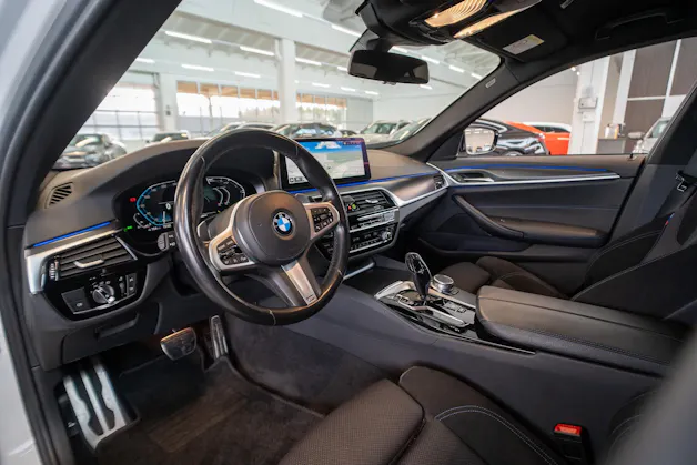 BMW 530i xDrive SAG M-Sport / Rückfahrkamera / El.Sitze / Ambientebeleuchtung