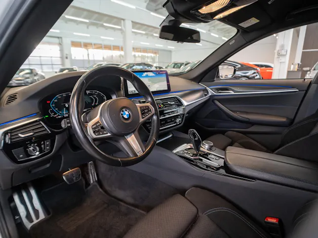 BMW 530i xDrive SAG M-Sport / Rückfahrkamera / El.Sitze / Ambientebeleuchtung
