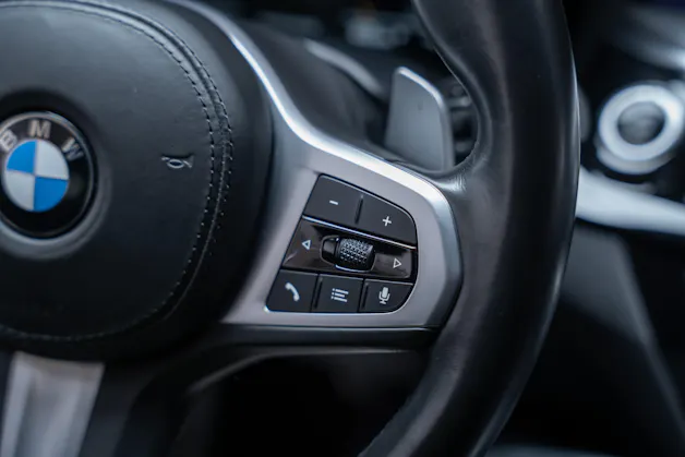 BMW 530i xDrive SAG M-Sport / Alcantara Sitze / Rückfahrkamera / El.Sitze / Ambientebeleuchtung