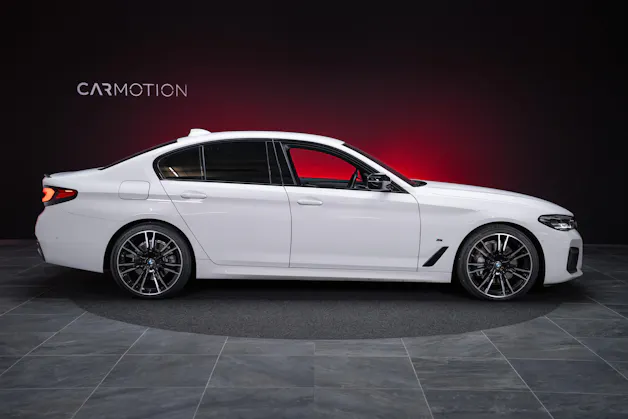 BMW 530i xDrive SAG M-Sport / Alcantara Sitze / Rückfahrkamera / El.Sitze / Ambientebeleuchtung