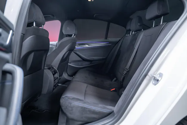 BMW 530i xDrive SAG M-Sport / Alcantara Sitze / Rückfahrkamera / El.Sitze / Ambientebeleuchtung