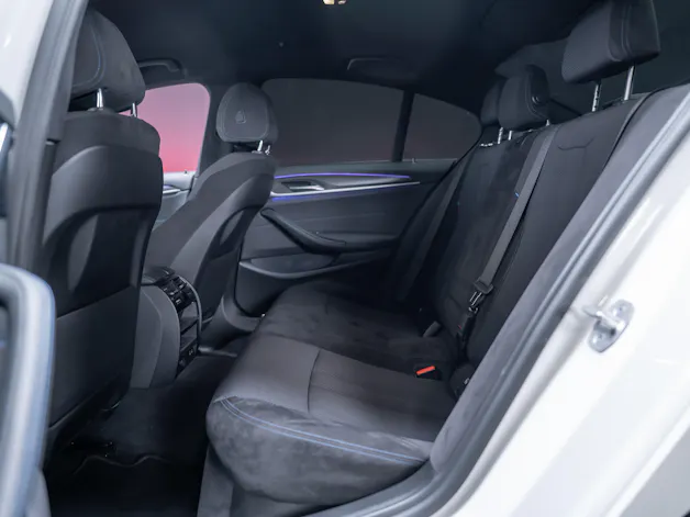 BMW 530i xDrive SAG M-Sport / Alcantara Sitze / Rückfahrkamera / El.Sitze / Ambientebeleuchtung